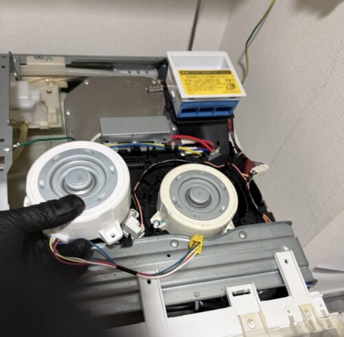 シャープ：ドラム式洗濯機：ES－H１０Bのファンモーターを交換するところ